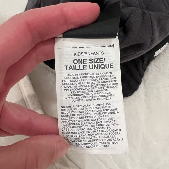 The North Face Logo Box Cuffed Beanie in black acrylic knit | OS | Like New - Picture 7 of 8